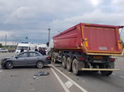 Автоледи врезалась в «скорую» на трассе под Волгоградом: есть раненые