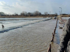 Ремонт моста не помог? Изолированный поселок под Волжским снова отрезан от города