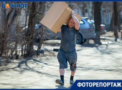 Волжане раздеваются: первый день весны в городе