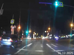 «Душа требует праздника, а разум..»: в Волжском общественники раскритиковали тусклые фонари в гирляндах