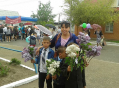 Жительница Средней Ахтубы живет с пятью детьми в полуразрушенном доме