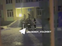 В Волжском переполох из-за «взрыва» у школы №13: МЧС опровергло информацию