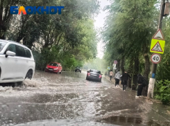 Волжский затопило: ливневки не справились с первым осенним дождем на новых дорогах