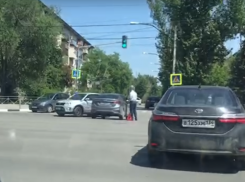 Тройное ДТП на перекрестке в Волжском попал на видео