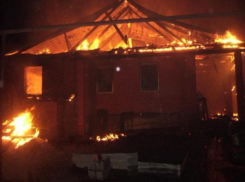 В Среднеахтубинском районе из-за пожара обрушилась кровля кирпичного дома