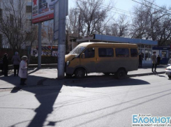 В Волгограде маршрутка влетела в столб