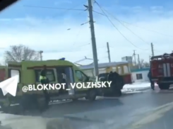 «Полмашины нет просто»: в Волжском пенсионер на «Сузуки» протаранил столб