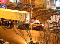 На юге Волгограда лихач зацепил три автомобиля и хотел скрыться с места ДТП