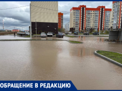 «Люди в сапогах эвакуировали автомобили»: новостройка в Волжском ушла под воду после дождя