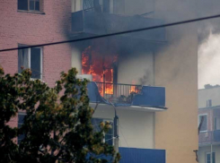 В Волжском в девятиэтажке полыхал балкон