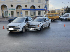 Столкнулись на проспекте Волжского: водитель Hyundai с травмой доставлен в больницу