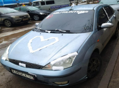 Сердце из прокладок на машине оставила возлюбленному жительница Волжского