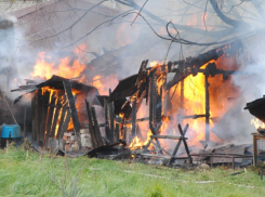 В Волжском из-за игр с огнем сгорели две хозпостройки