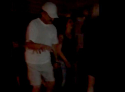 Пластичный дедок устроил танцевальный батл с андеграундщиками на рок-концерте в Волжском