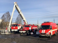Кровля, домашние вещи и моторный отсек автомобиля полыхали в Волжском