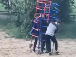 Подростки разгромили детскую площадку в Волжском: хулиганов сняли на телефон