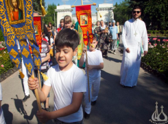 Молились и пели: в Волжском прошел детский крестный ход