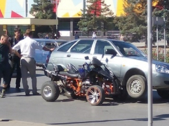 В Волжском у ЦУМа квадроцикл въехал под «Ладу», а у маршрутки взорвалось колесо
