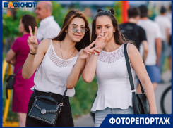 Красочные аттракционы и яркие люди: прогулка по парку «Волжский»