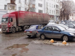 Волжан призывают помочь в борьбе с большегрузами во дворах