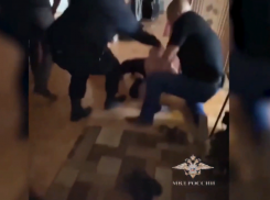 На видео попали кадры жесткого задержания в одной из квартир в Волжском