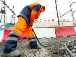 На ГЭС ограждают участок для ремонта дороги