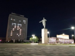 В Волжском зажглись окна гостиницы в виде цифры «75»