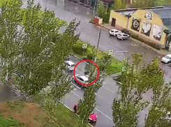 От удара во время ДТП машину отбросило на пешехода в Волжском: видео