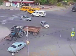 Мчащийся тракторист снёс прицепом «двенашку» в Волжском