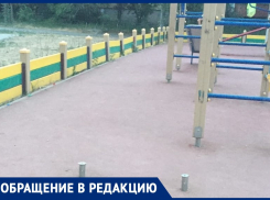 В Волжском на спортивной площадке дети могут «убиться» об штыри