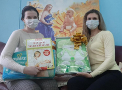 Подарки выдают мамам новорожденных в Волжском