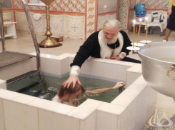 Покрестили: в Волжском прошло благотворительное крещение вынужденных переселенцев