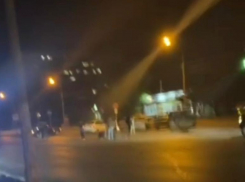 Возле «Галереи» в Волжском сбили двух человек: видео