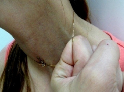 Ночью четверо грабителей сорвали у волжанки золотые украшения