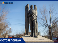 Черный март — белые халаты: кто застыл в бронзе у стен больниц в память о подвиге врачей спустя 6 лет после первого удара COVID-19