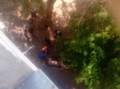 Под моими окнами лежит труп мужчины с повреждениями, - волжанка