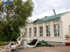 В Волжском начали восстанавливать кровлю школы, пострадавшей от удара стихии