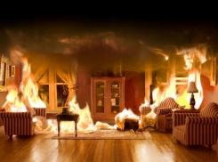 Под Волжским огонь охватил частный дом