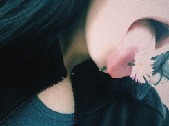 Волжанка выбрала необычную серьгу для пирсинга в языке