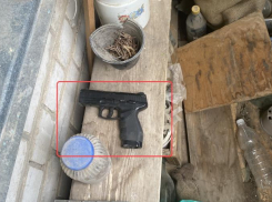 Мужчина угрожал убийством своему соседу с балкона в Волжском