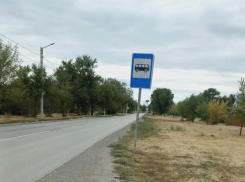 «Ни скамейки, ни навеса»: жительница пожаловалась на остановки на Зеленом