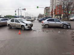 В Волжском в аварии с такси пострадал пассажир