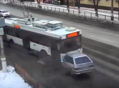 Появилось видео лобового столкновения легковушки и троллейбуса