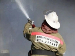 Вечером в Волжском пожарные тушили мусорный контейнер