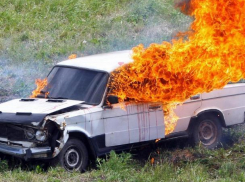 На улице загорелся старый ВАЗ