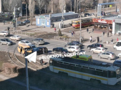 В Волжском ДТП парализовало трамвайное движение