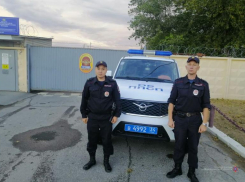 В Волжском мужчина обокрал мать с детьми во время прогулки: подробности