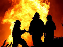 Дверь квартиры и бытовые вещи сгорели в Волжском