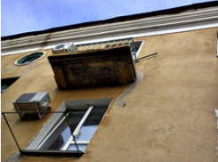 В старой части Волжского могут обрушиться семь балконов