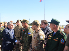 42 автомобиля для героев: губернатор Бочаров вручил ключи ветеранам боевых действий на набережной Волгограда